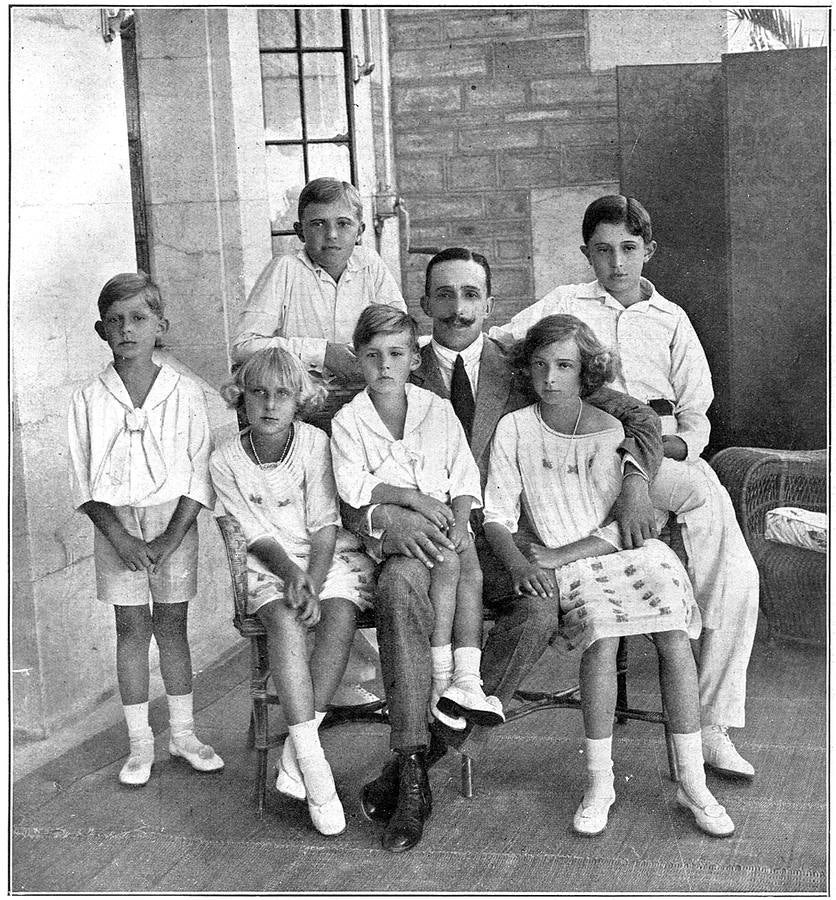 Antes de 1920, con su padre el Rey Alfonso XIII y sus hermanos Alfonso, Jaime, Gonzalo, Beatriz y Cristina, en una de las terrazas de la residencia de verano en Santander.