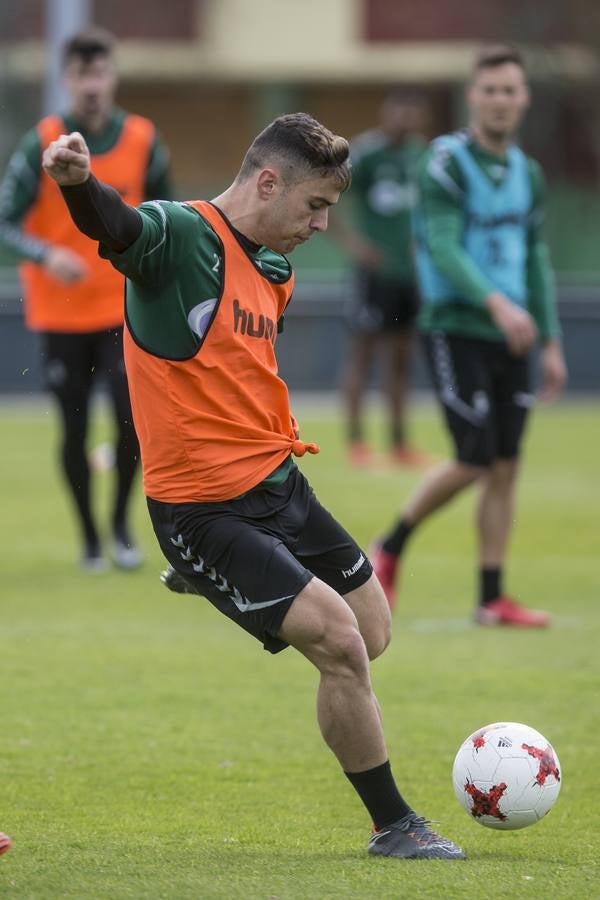 Fotos: El Racing prepara el partido ante el Lealtad