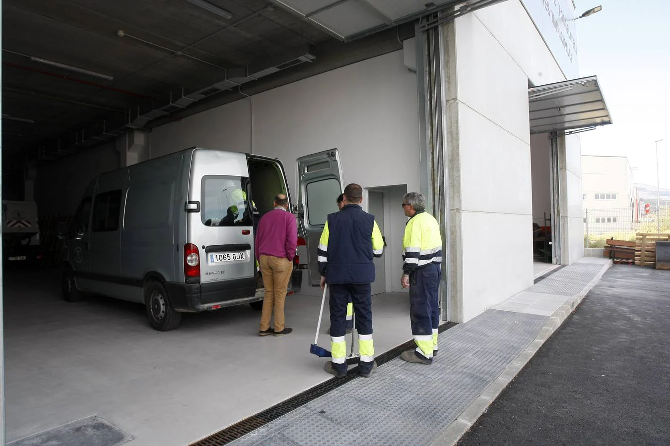 Las nuevas instalaciones están ubicadas en una nave del polígono industrial de Tanos-Viérnoles de unos 1.500 metros, más otros 500 metros cuadrados de aparcamiento, y que han supuesto una inversión de 800.000 euros