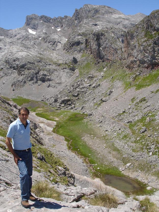 Jesús Cuevas, alcalde de Cillorigo de Liébana, en las proximidades del lago. 