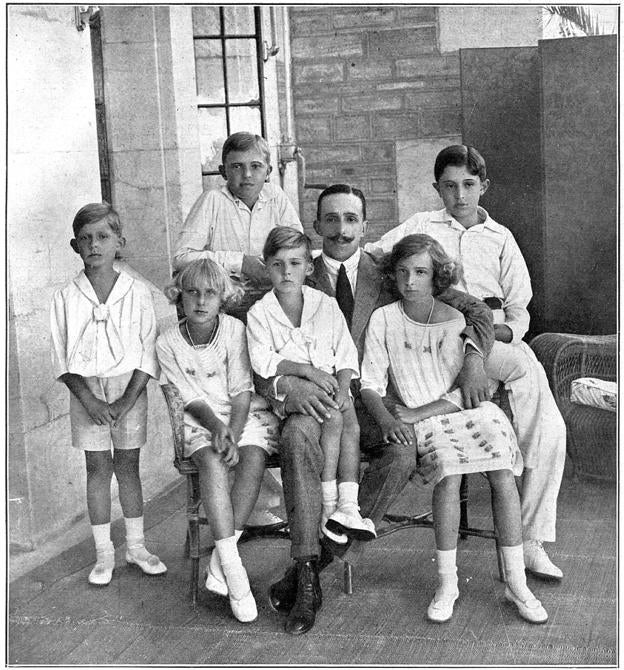  En La Magdalena. Antes de 1920, con su padre el rey Alfonso XIII y sus hermanos Alfonso, Jaime, Gonzalo, Beatriz y Cristina, en una de las terrazas de la residencia de verano en Santander.