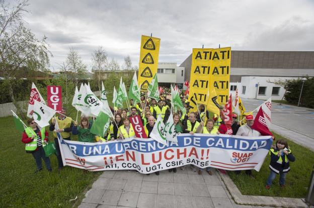 El personal sanitario del SUAP y el 061 se concentró ante las puertas del centro de salud de El Alisal.