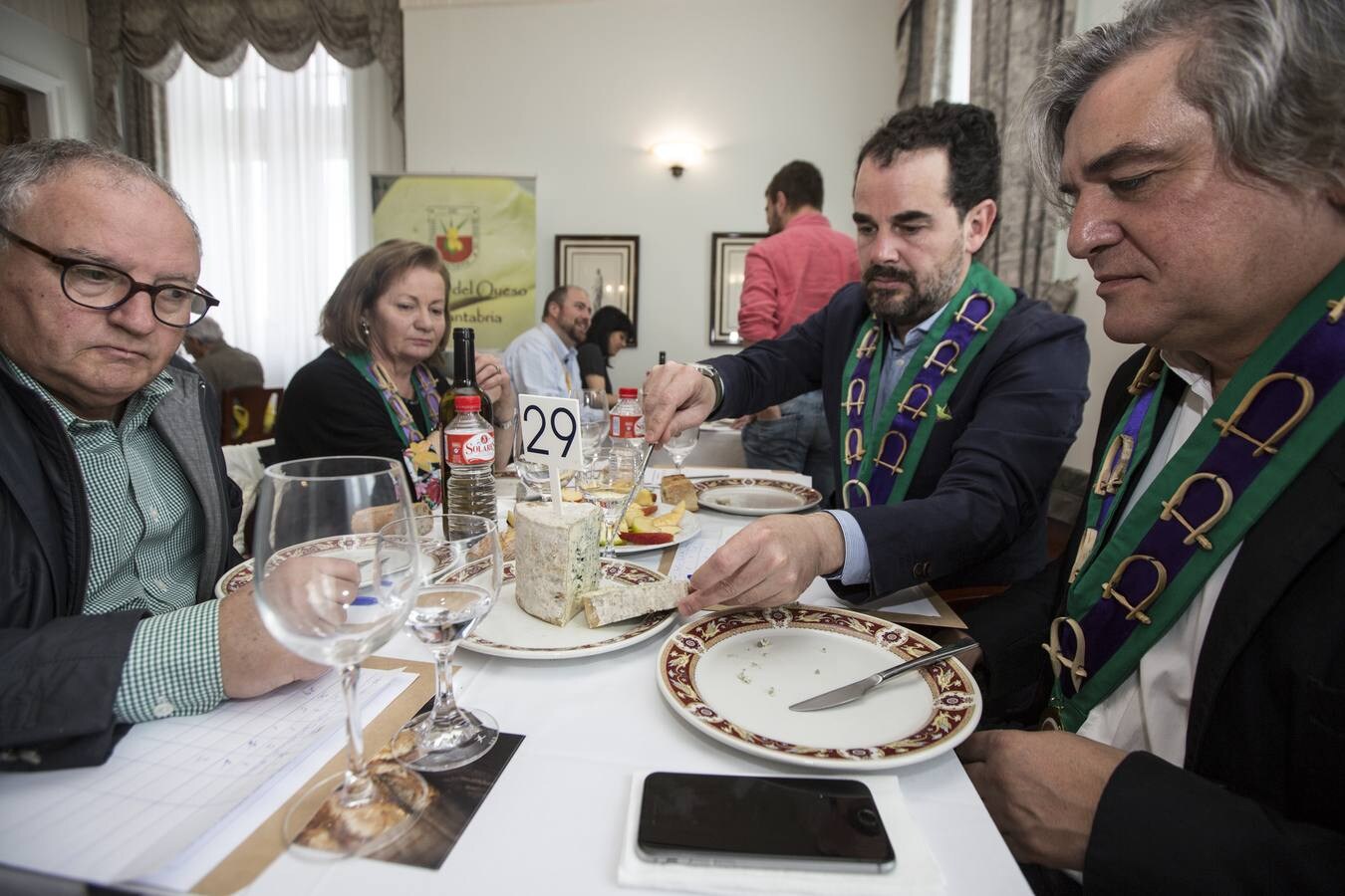 La Cofradía del Queso de Cantabria celebra en Santander este fin de semana su XXXIV edición del Capítulo Internacional, que incluye un Concurso Internacional de Quesos Azules y Pasta Veteada,