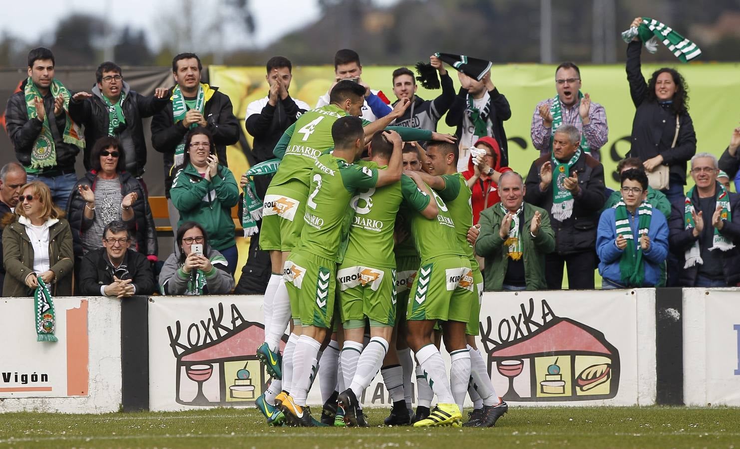 Fotos: El Racing se enfrenta al Lealtad