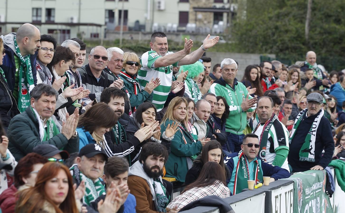 Fotos: El Racing se enfrenta al Lealtad