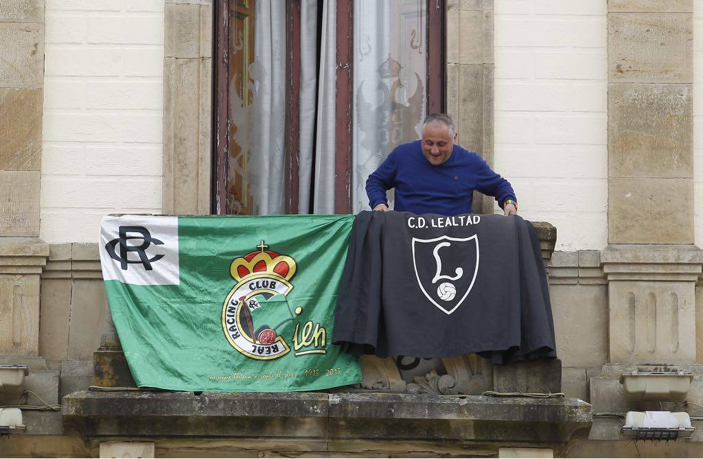 Imagen. Las banderas del Racing y del Lealtad se han colgado del balcón del Ayuntamiento de Villaviciosa.