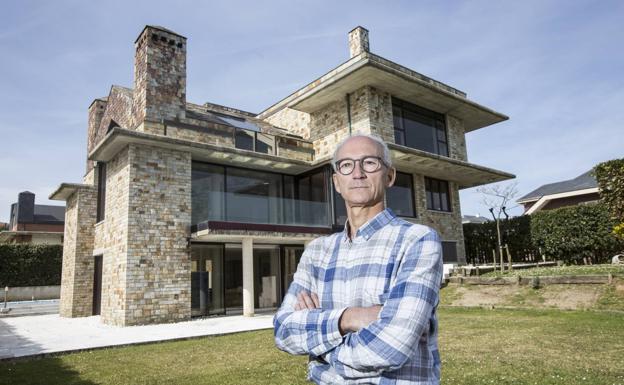 Didier Fleury posa delante de la casa que se construyó en el año 2000 con todos los parabienes en Cerrias. 