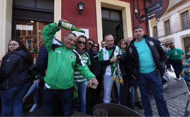 Aficionados verdiblancos escancian sidra.