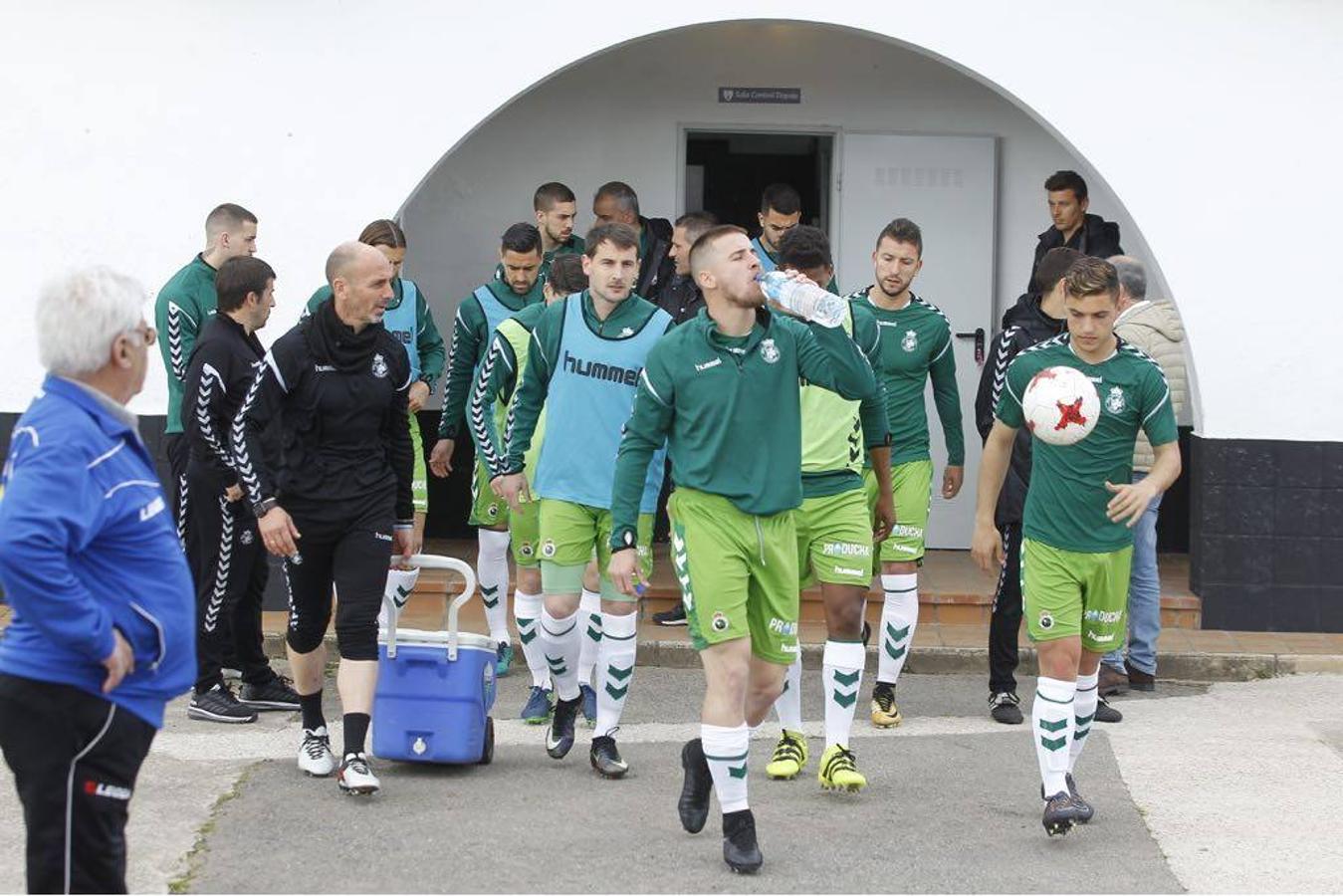 Fotos: El Racing se enfrenta al Lealtad