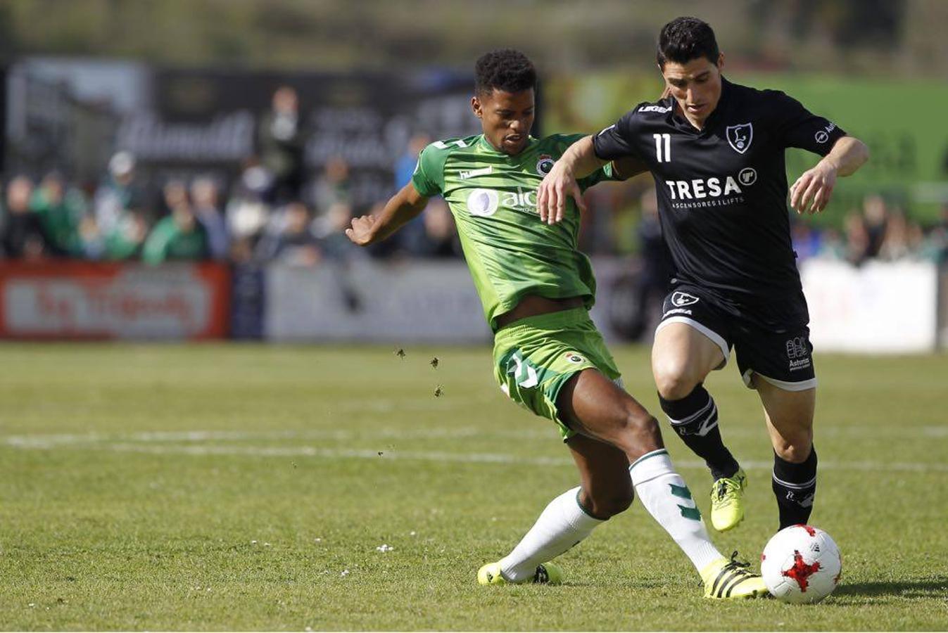 Fotos: El Racing se enfrenta al Lealtad