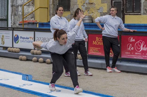 Laura Saiz, al tiro para Concejón junto a Alicia Saiz, Sara Cueto y Lorena Escalante. 