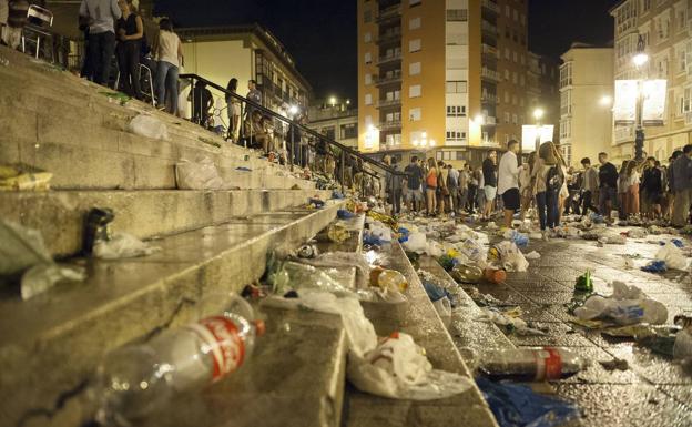 Imagen de archivo de la plaza de Cañadío, tras una noche de botellón.