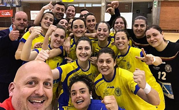 Jugadoras y técnicos del Pereda celebran su clasificación para jugar el ascenso.