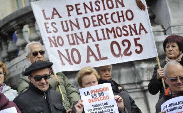 Un grupo de pensionistas participando en una protesta.