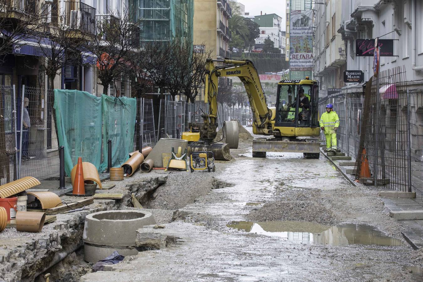 La total renovación de la calzada de la calle Peña Herbosa y todas las tuberías que van bajo ella avanzan por fases para facilitar la vida de los residentes. Cuando acabe la obra esta calle será de plataforma única; es decir, la calzada de adoquín de granito estará al mismo nivel que la acera, separadas por bolardos y árboles.