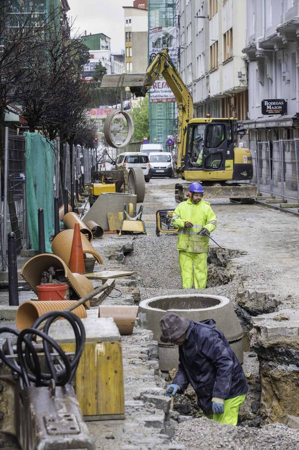 La total renovación de la calzada de la calle Peña Herbosa y todas las tuberías que van bajo ella avanzan por fases para facilitar la vida de los residentes. Cuando acabe la obra esta calle será de plataforma única; es decir, la calzada de adoquín de granito estará al mismo nivel que la acera, separadas por bolardos y árboles.