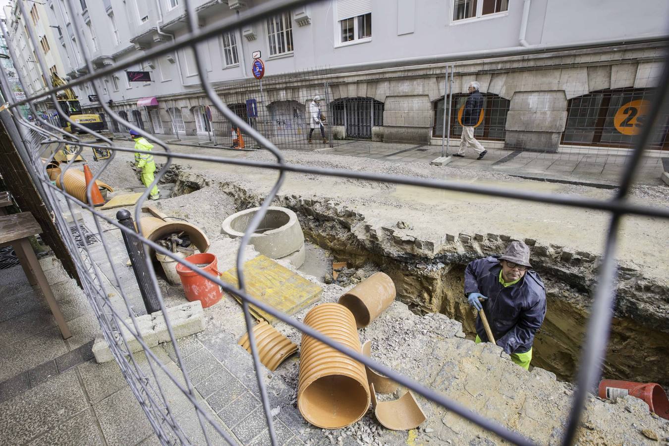 La total renovación de la calzada de la calle Peña Herbosa y todas las tuberías que van bajo ella avanzan por fases para facilitar la vida de los residentes. Cuando acabe la obra esta calle será de plataforma única; es decir, la calzada de adoquín de granito estará al mismo nivel que la acera, separadas por bolardos y árboles.