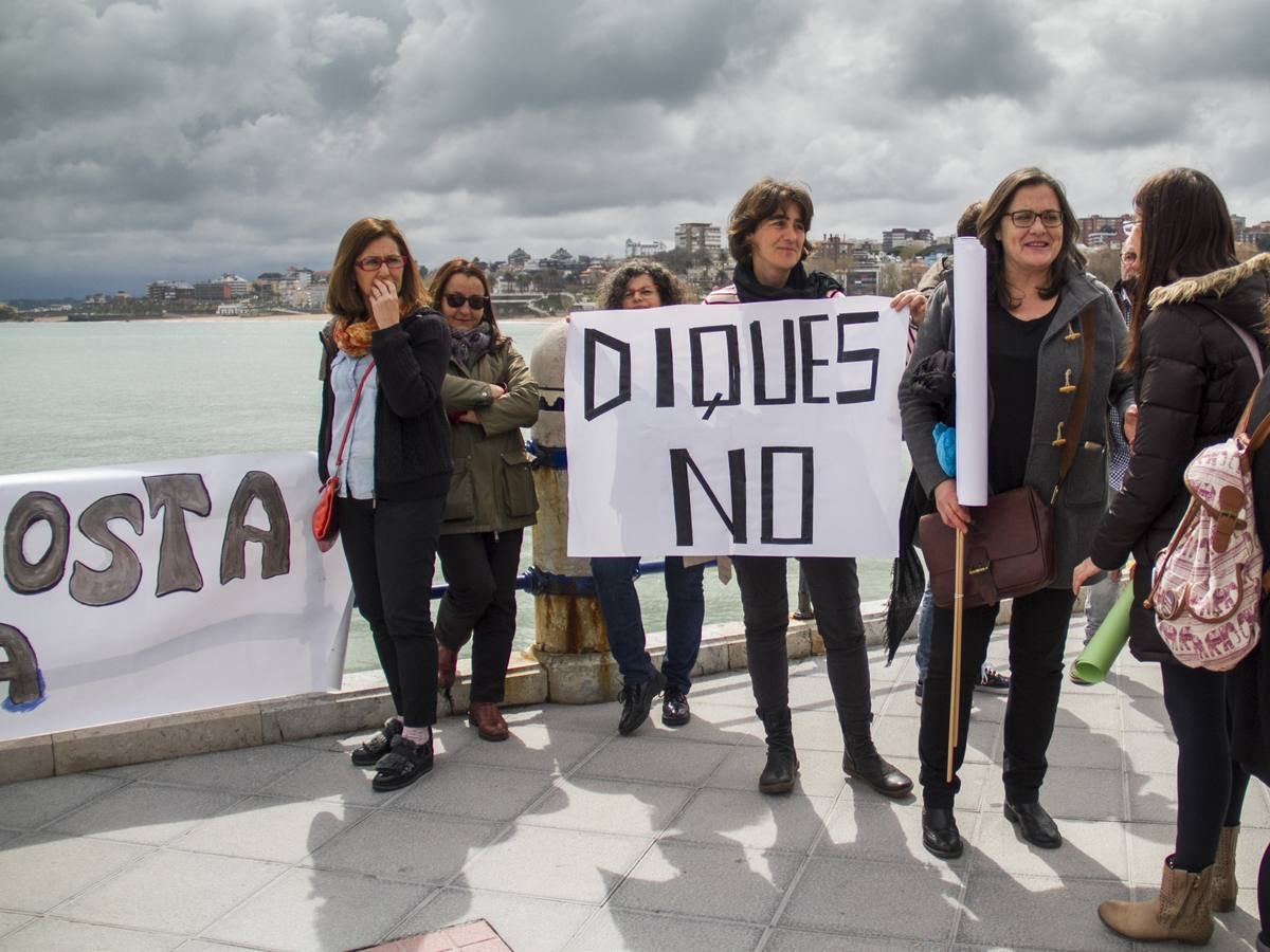 Una veintena de personas se ha concentrado a las puertas del Hotel Chiqui donde el ministro de Fomento, Íñigo de la Serna, ofrecía una conferencia