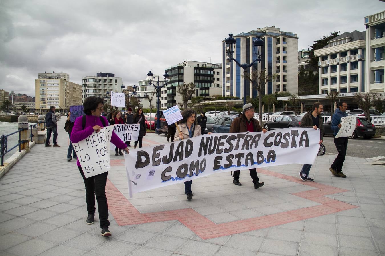 Una veintena de personas se ha concentrado a las puertas del Hotel Chiqui donde el ministro de Fomento, Íñigo de la Serna, ofrecía una conferencia