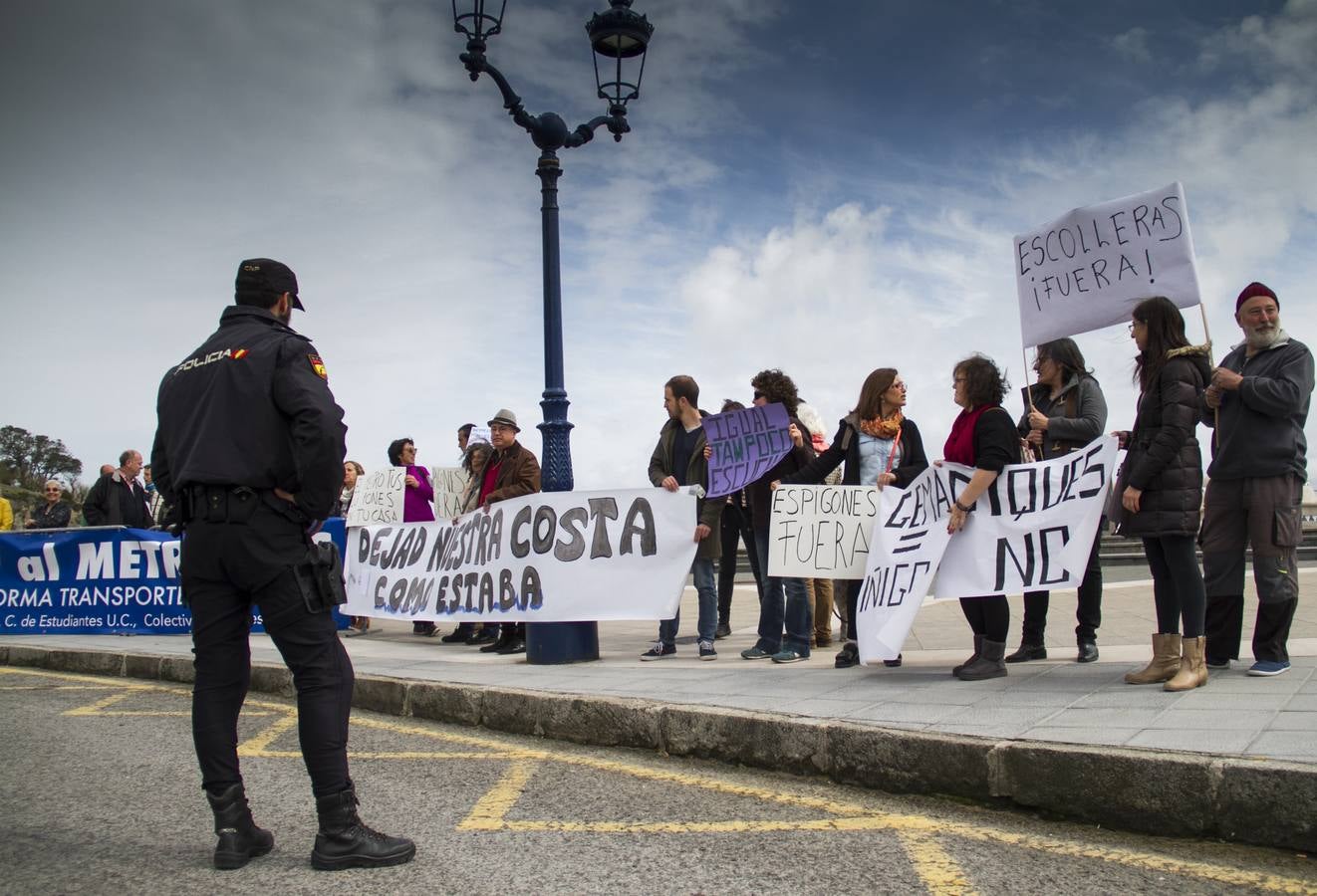 Una veintena de personas se ha concentrado a las puertas del Hotel Chiqui donde el ministro de Fomento, Íñigo de la Serna, ofrecía una conferencia