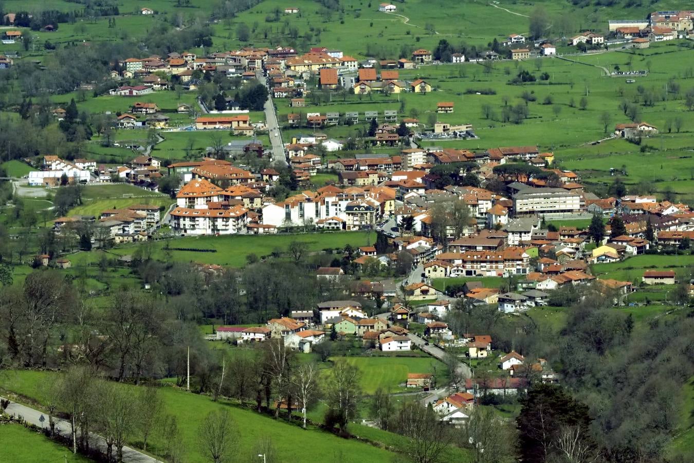 Tras el duro invierno que dejó media Cantabria bajo la nieve, con la llegada de la primavera el verde recobra su protagonismo en la región,