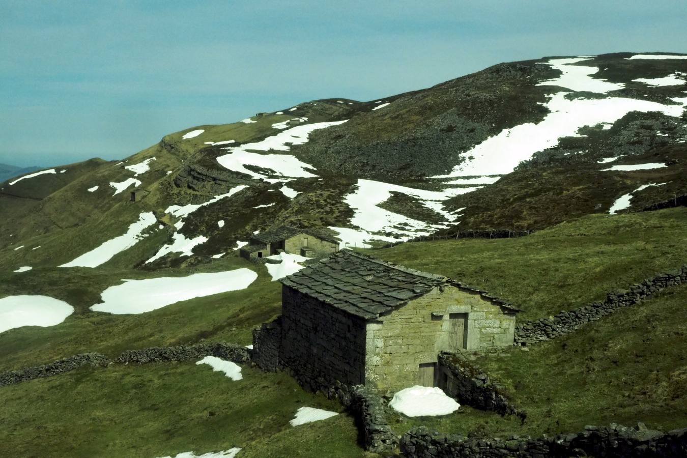 Tras el duro invierno que dejó media Cantabria bajo la nieve, con la llegada de la primavera el verde recobra su protagonismo en la región,