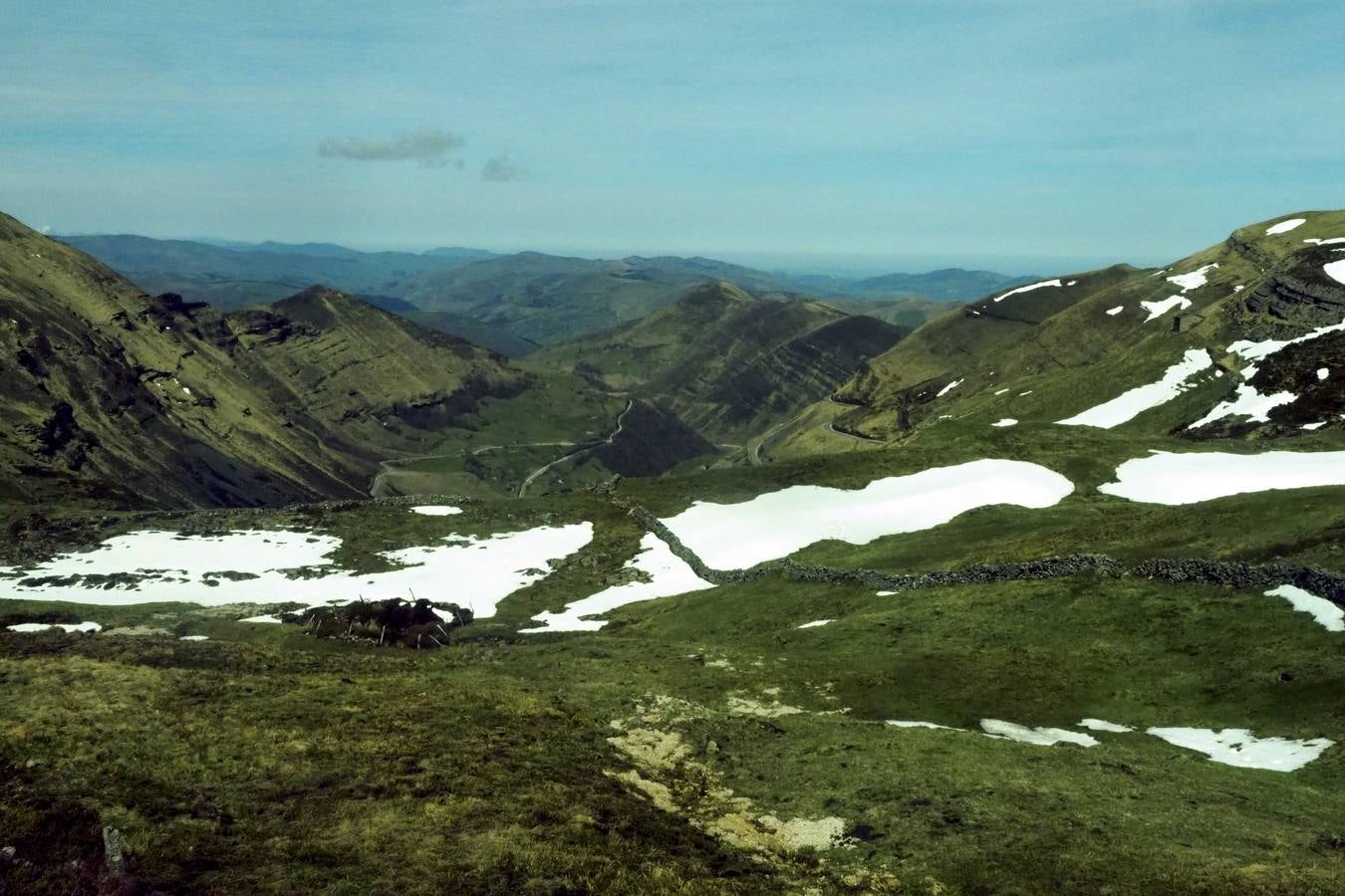 Tras el duro invierno que dejó media Cantabria bajo la nieve, con la llegada de la primavera el verde recobra su protagonismo en la región,