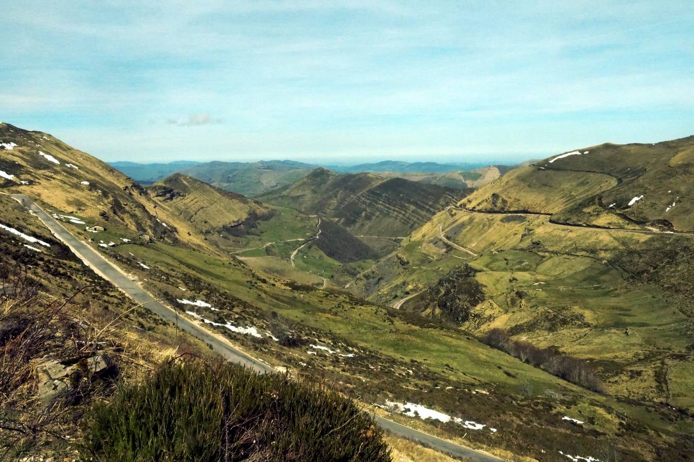 Tras el duro invierno que dejó media Cantabria bajo la nieve, con la llegada de la primavera el verde recobra su protagonismo en la región,