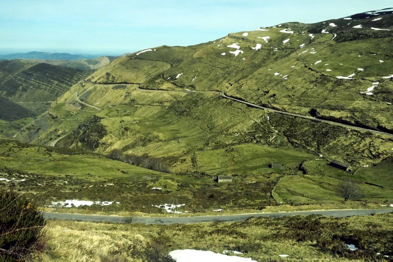 Tras el duro invierno que dejó media Cantabria bajo la nieve, con la llegada de la primavera el verde recobra su protagonismo en la región,