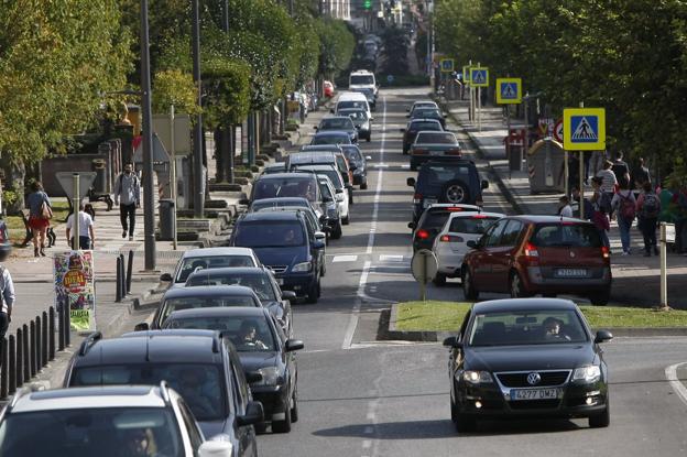 En Julio Hauzeur, uno de los principales accesos a la ciudad, se registran retenciones en horas punta.