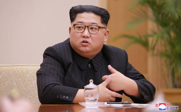 Kim Jong-un habla durante una reunión. 