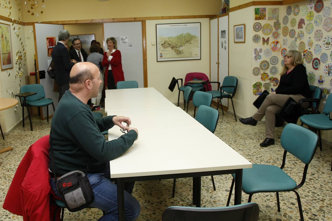 Fotos: Visita de Cruz Viadero al Centro de Rehabilitación Psicosocial Padre Menni de Torrelavega