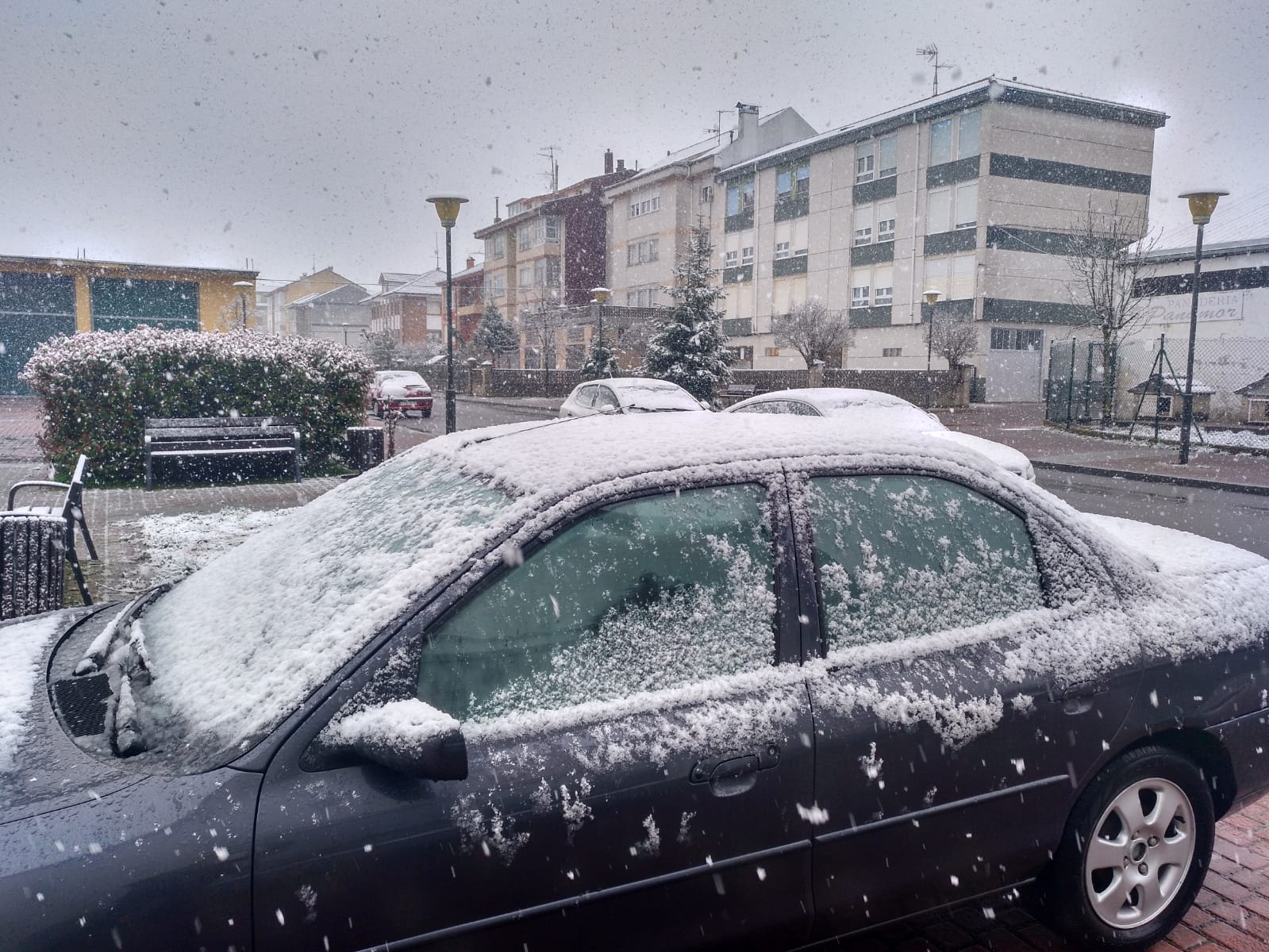 La nevada sorprendió a los vecinos de Reinosa este martes. 