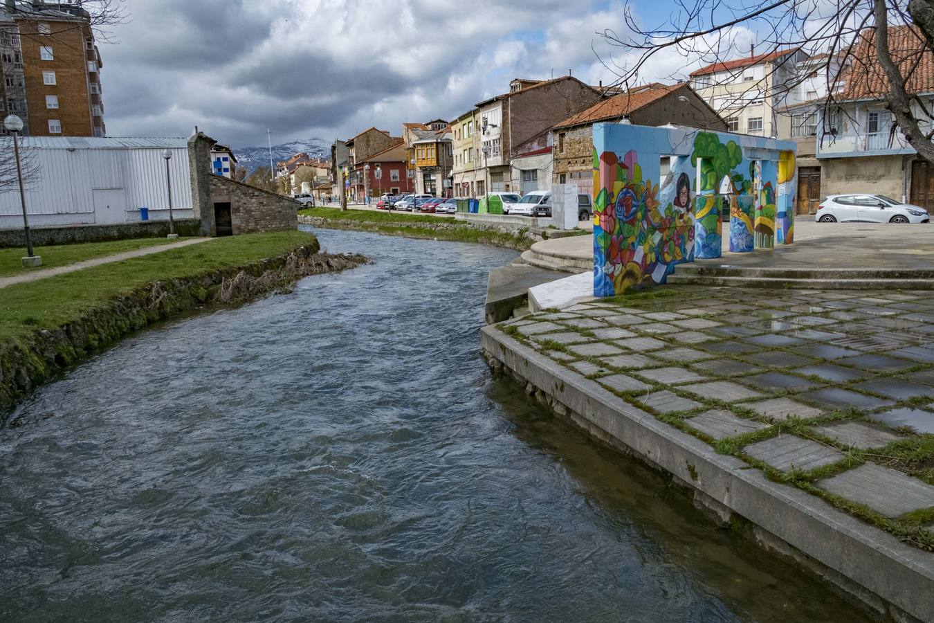 El proyecto de Galería Vertical, el oso de Okuda, los obreros del metal de Ibarrola y las mejoras en los paseis fluviales han convertido esta zona en el principal reclamo turístico de la capital campurriana