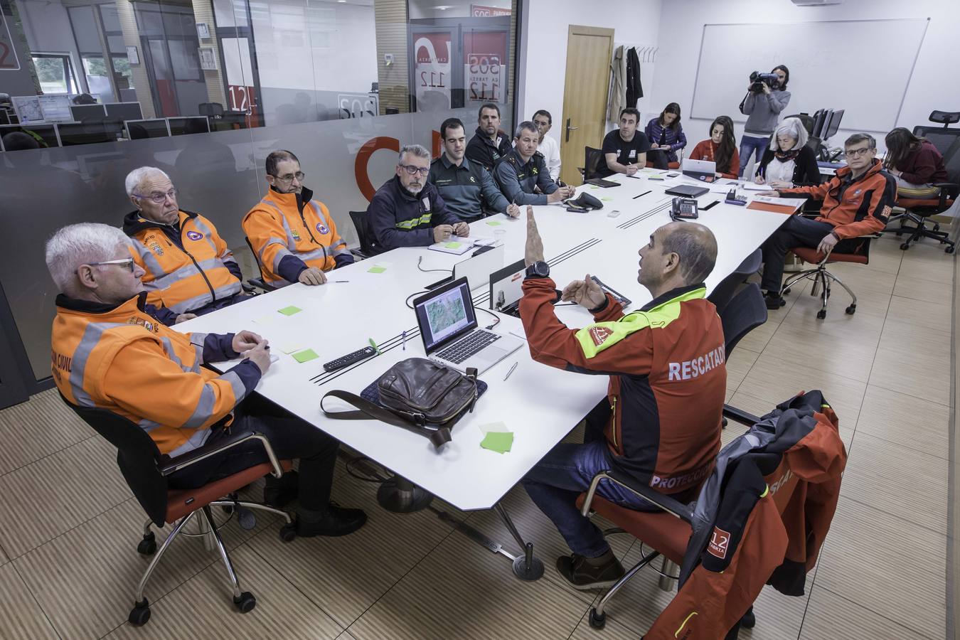 Miembros del 112, Cruz Roja, Protección Civil y Guardia Civil se han reunido para analizar las conclusiones del dispositivo de búsqueda desplegado en la comarca de Colindres