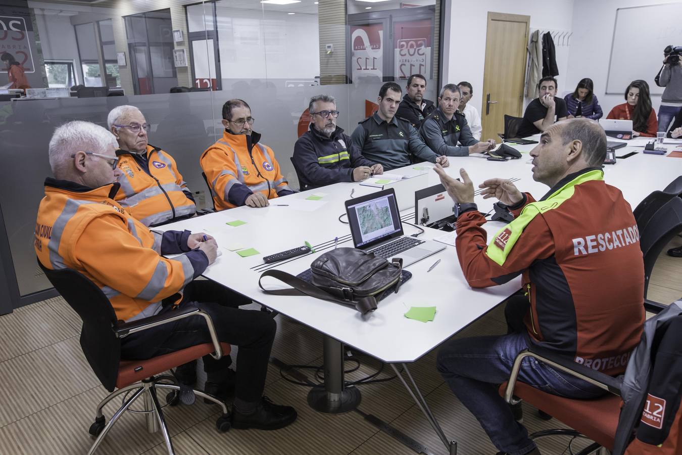 Miembros del 112, Cruz Roja, Protección Civil y Guardia Civil se han reunido para analizar las conclusiones del dispositivo de búsqueda desplegado en la comarca de Colindres