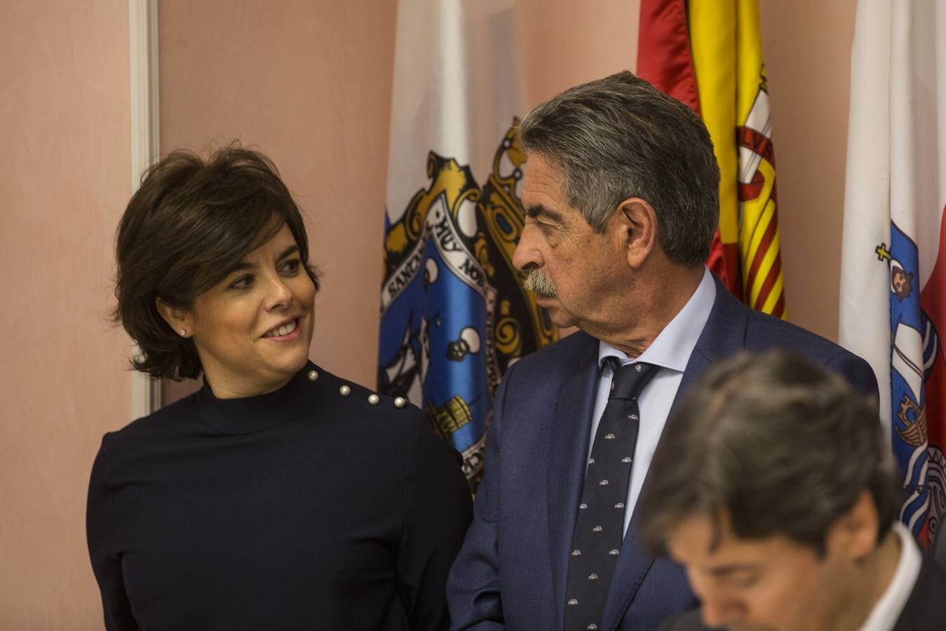 Soraya Sáenz de Santamaria ha participado en la firma de un convenio en el Puerto y en la reunión de delegados y subdelegados de Gobierno de toda España celebrada en el Palacio de La Magdalena