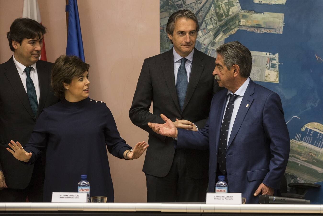 Soraya Sáenz de Santamaria ha participado en la firma de un convenio en el Puerto y en la reunión de delegados y subdelegados de Gobierno de toda España celebrada en el Palacio de La Magdalena