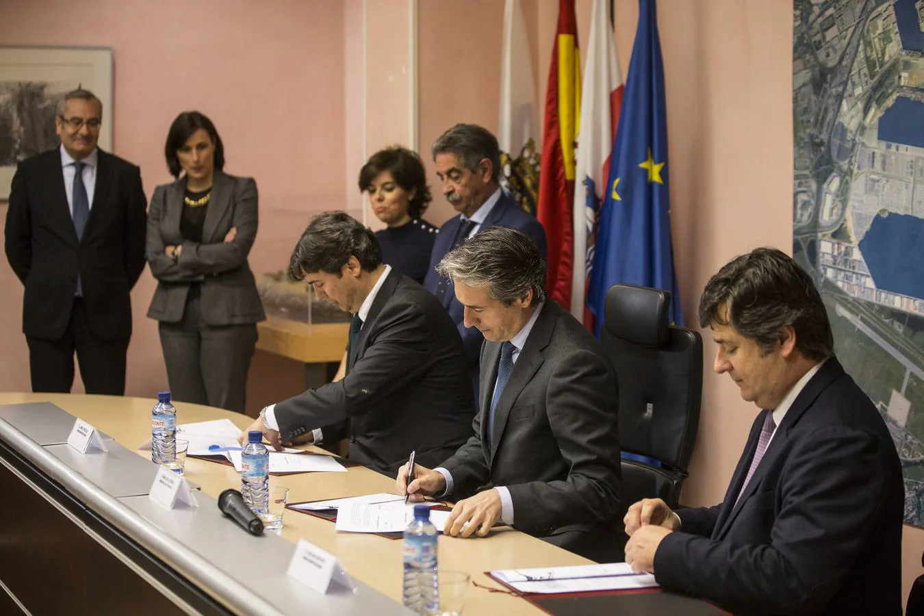 Soraya Sáenz de Santamaria ha participado en la firma de un convenio en el Puerto y en la reunión de delegados y subdelegados de Gobierno de toda España celebrada en el Palacio de La Magdalena