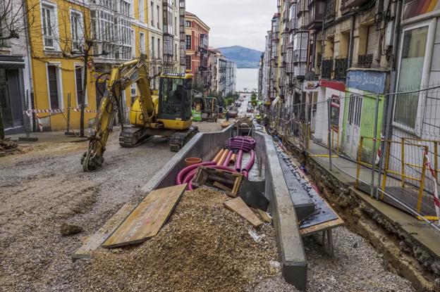 Los trabajos para la instalación de las escaleras mecánicas en Lope de Vega han obligado a cerrar toda la calle desde Santa Lucía. :