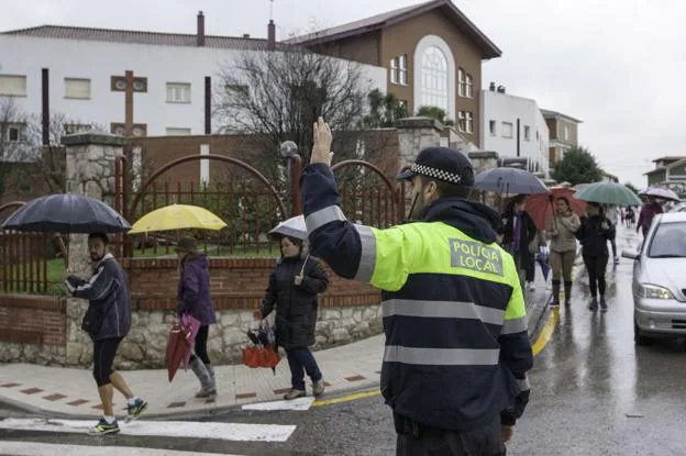 Un policía local ordena el tráfico en una calle de El Astillero. :