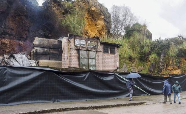 Así quedó la caseta de las jirafas tras el incendio ocurrido el día de Reyes.