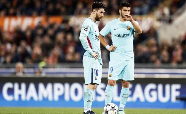 Messi y Suárez, tras el tercer gol de la Roma. 