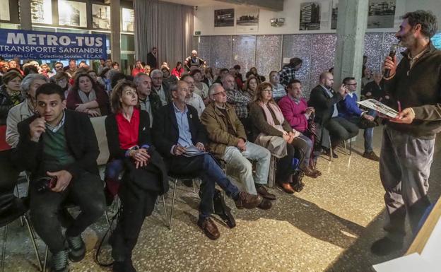 Unas 120 personas acudieron a la cita sobre 'Transporte público y ciudad'. Con el micrófono, Domingo de la Lastra, arquitecto.