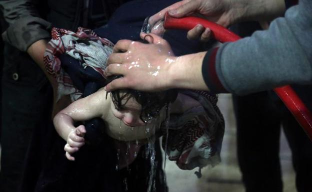Un niño es tratado en un hospital de Duma (Siria).