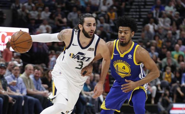 Ricky Rubio bota el balón ante Quinn Cook, de los Warrios.