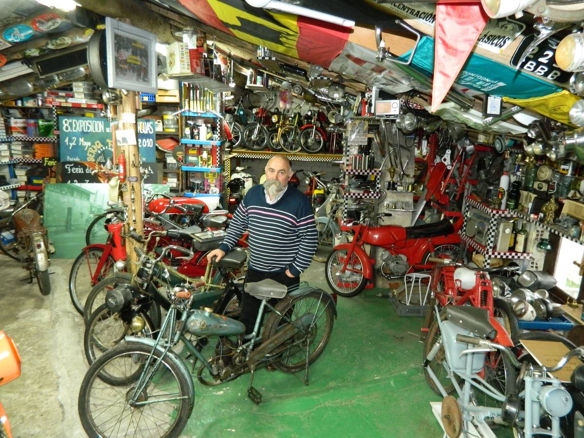 'Javi el de Penagos' posa junto a algunas de sus motocicletas de colección.