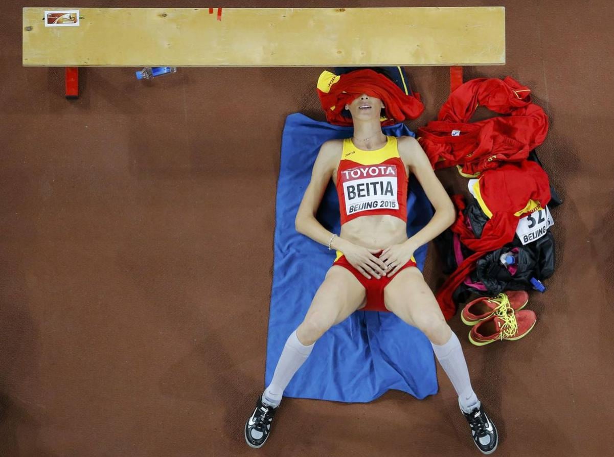 Beitia descansa durante la final de salto en el Mundial de Atletismo celebrado en 2015 en Pekin.