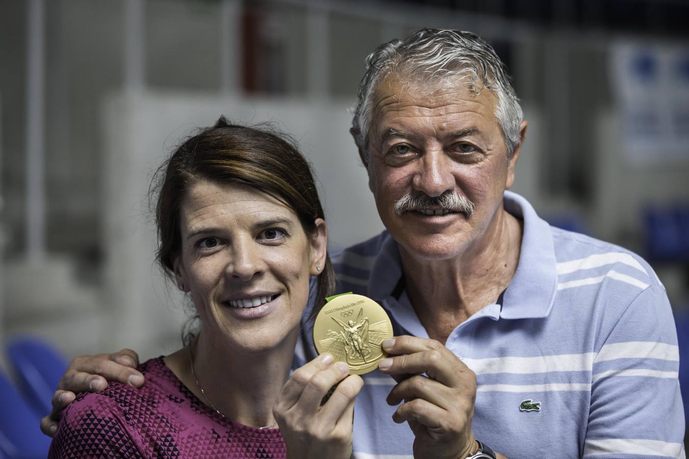Ruth Beitia y su entrenador, Ramón Torralbo, con el oro olímpico conseguido en Río de Janeiro.