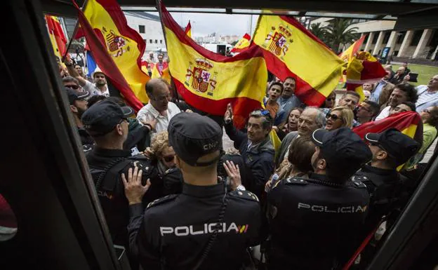 Momentos de tensión a las puertas del Palacio de Festivales el día del acto de Podemos.